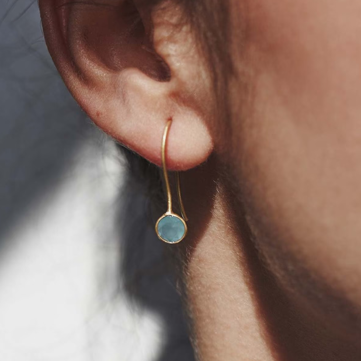 Złote kolczyki w kolorze niebieskim w stylu vintage