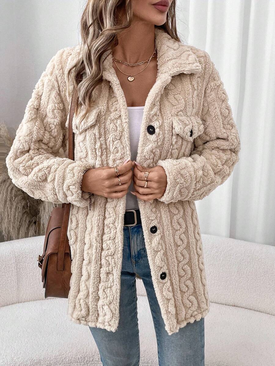 Elegancka beżowa kurtka typu teddy z ozdobnym splotem