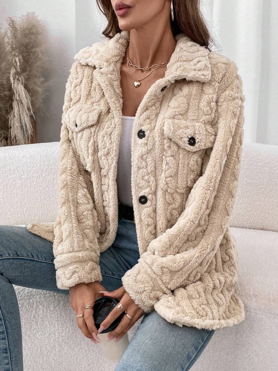 Elegancka beżowa kurtka typu teddy z ozdobnym splotem