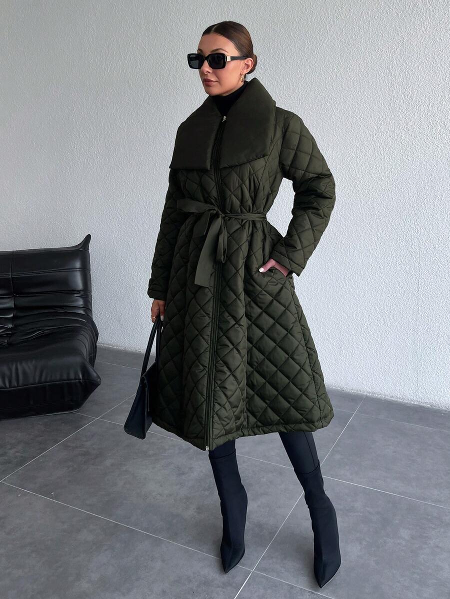 ISABEL | Pikowany płaszcz z paskiem i szerokim kołnierzem